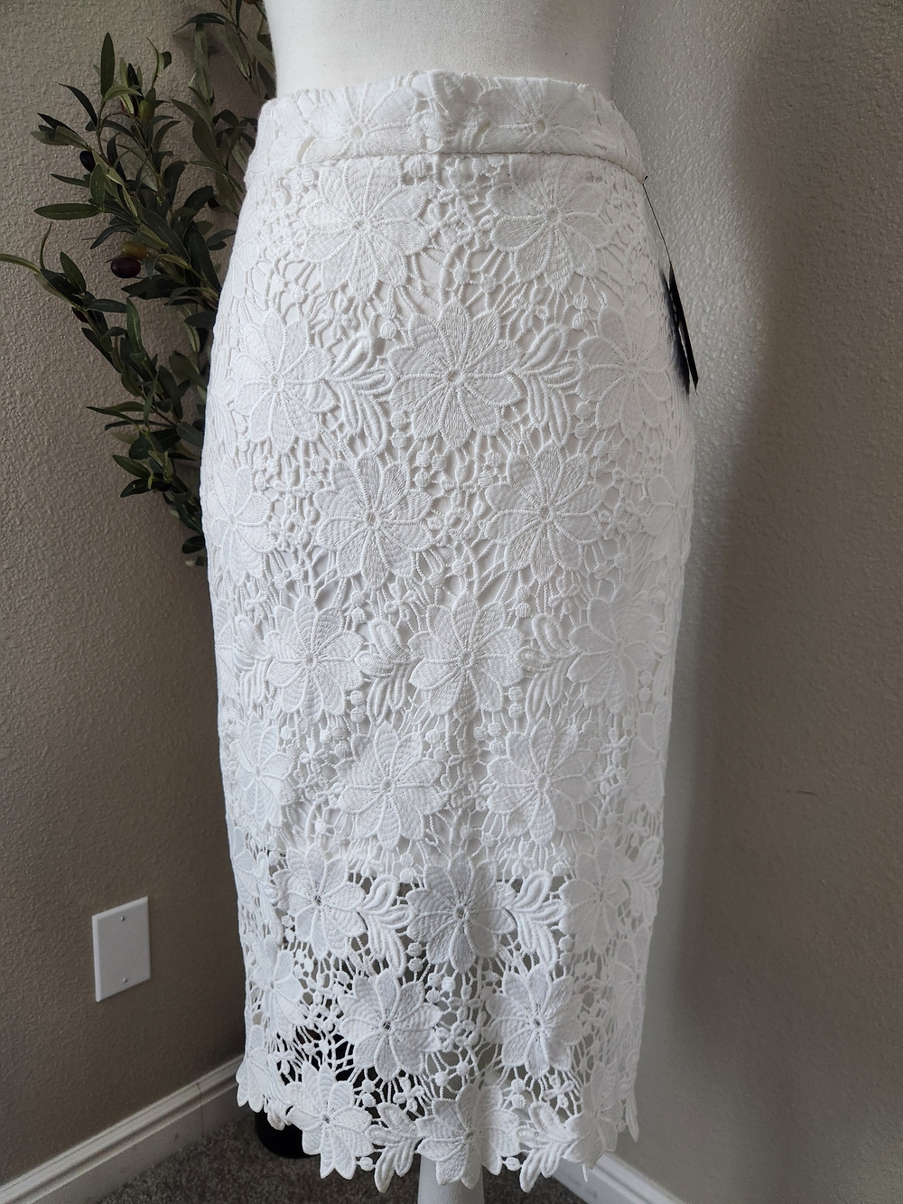Lulu's White Floral Crochet Pencil Skirt